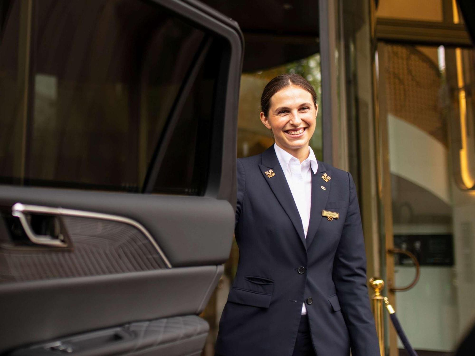 Sofitel Frankfurt Opera Hotel Frankfurt am Main Bagian luar foto A chauffeur at the airport