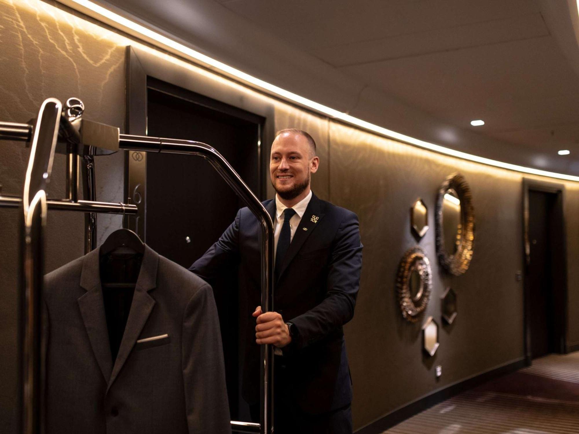Sofitel Frankfurt Opera Hotel Frankfurt am Main Bagian luar foto A bellboy at the Mandarin Oriental, Munich