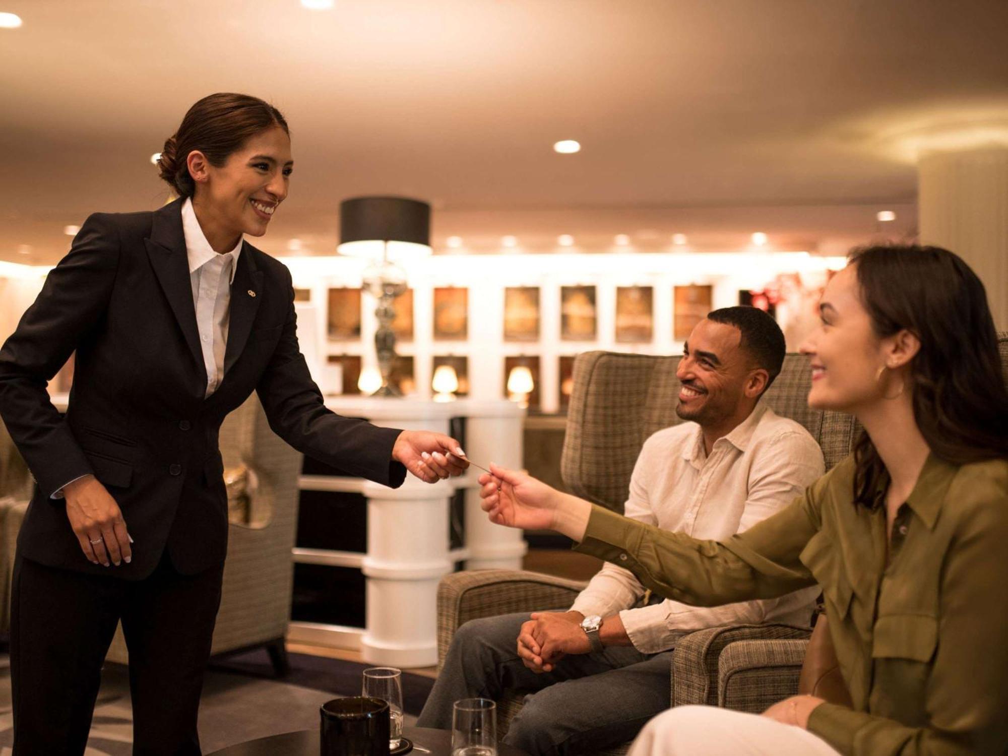 Sofitel Frankfurt Opera Hotel Frankfurt am Main Bagian luar foto A hotel manager greeting guests