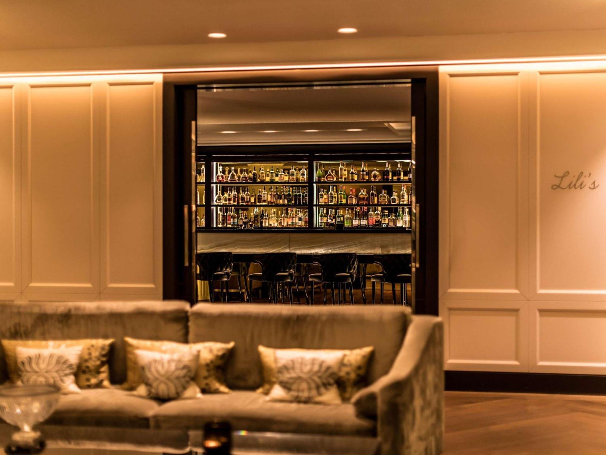 Sofitel Frankfurt Opera Hotel Frankfurt am Main Bagian luar foto The bar at the Concourse