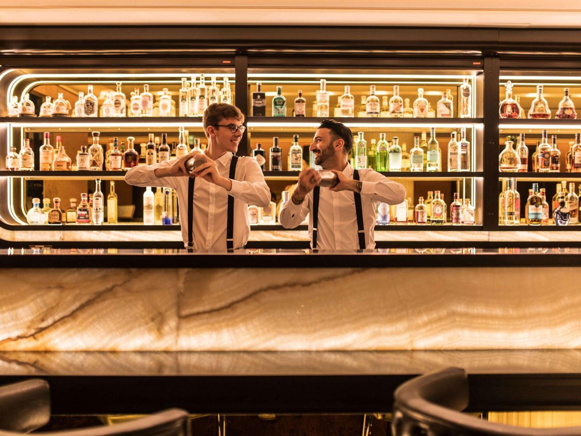 Sofitel Frankfurt Opera Hotel Frankfurt am Main Bagian luar foto The bar at the London Edition