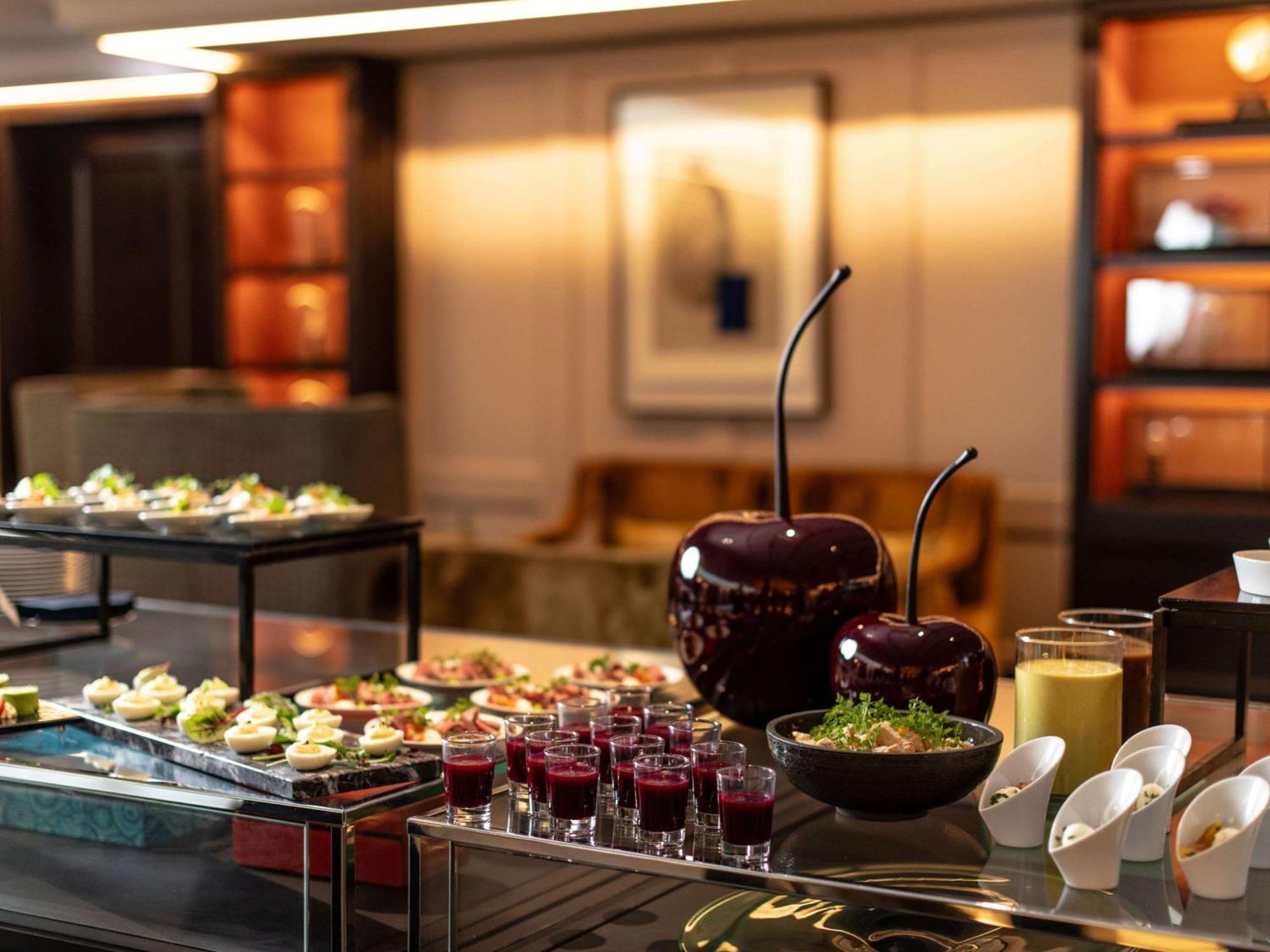Sofitel Frankfurt Opera Hotel Frankfurt am Main Bagian luar foto A buffet at a hotel