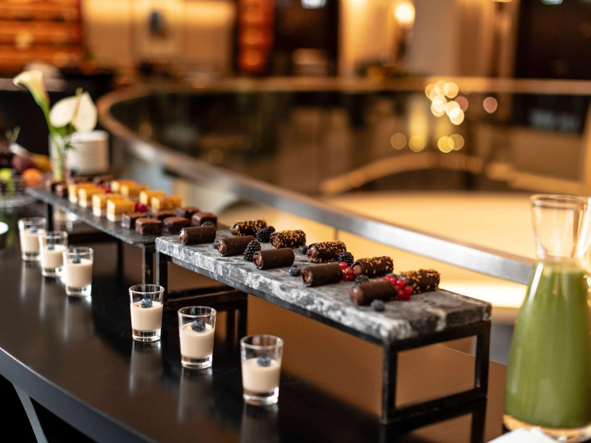 Sofitel Frankfurt Opera Hotel Frankfurt am Main Bagian luar foto A selection of chocolate and other desserts