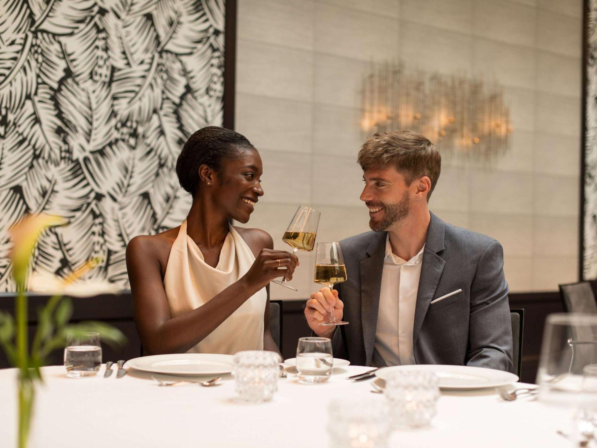 Sofitel Frankfurt Opera Hotel Frankfurt am Main Bagian luar foto A couple dining at the restaurant