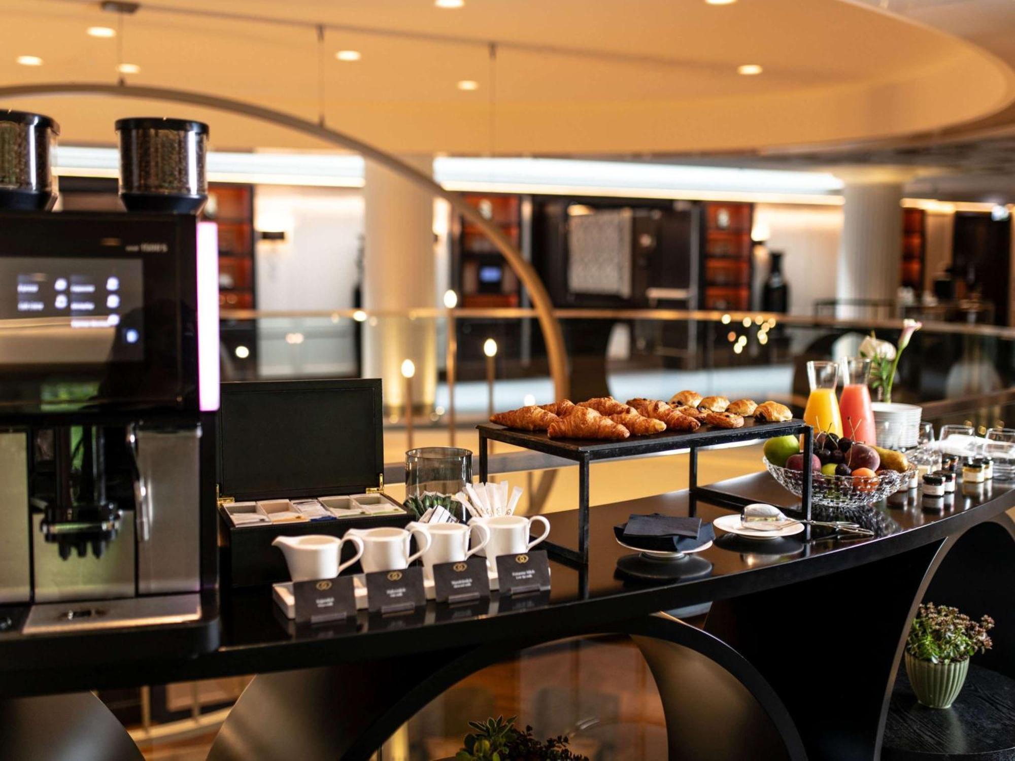 Sofitel Frankfurt Opera Hotel Frankfurt am Main Bagian luar foto The Coffee Shop