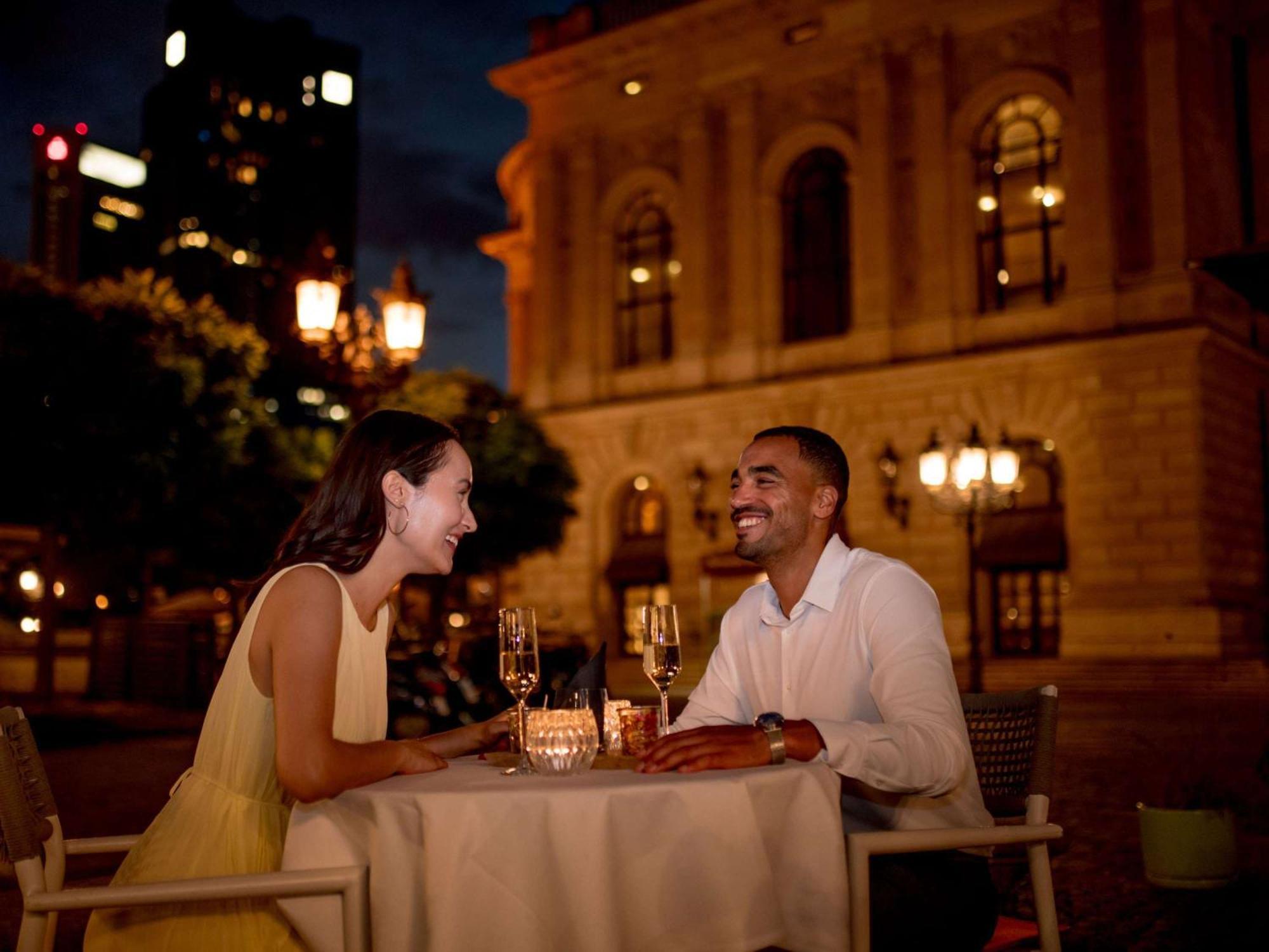 Sofitel Frankfurt Opera Hotel Frankfurt am Main Bagian luar foto A couple dining at a restaurant