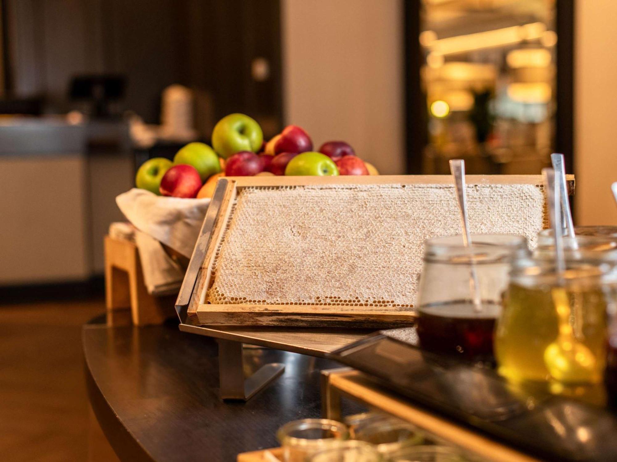 Sofitel Frankfurt Opera Hotel Frankfurt am Main Bagian luar foto Honeycomb