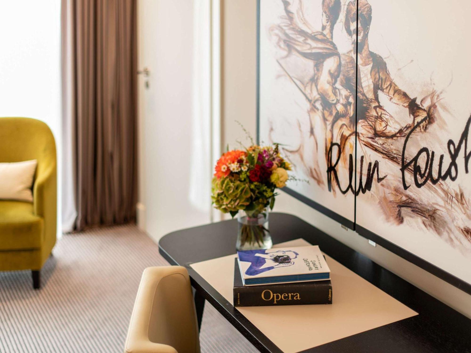Sofitel Frankfurt Opera Hotel Frankfurt am Main Bagian luar foto A room at the Hotel de l'Europe