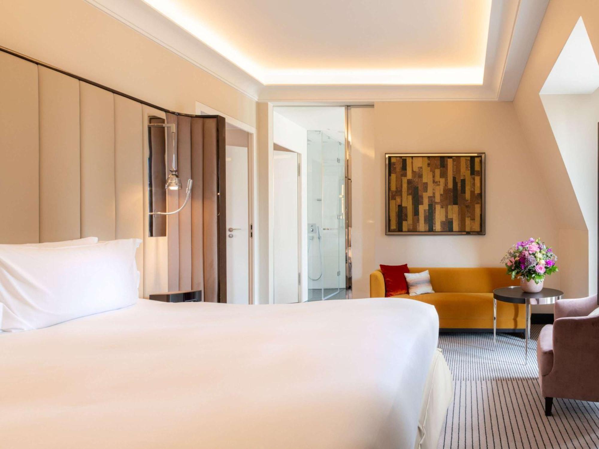 Sofitel Frankfurt Opera Hotel Frankfurt am Main Bagian luar foto A room at the hotel