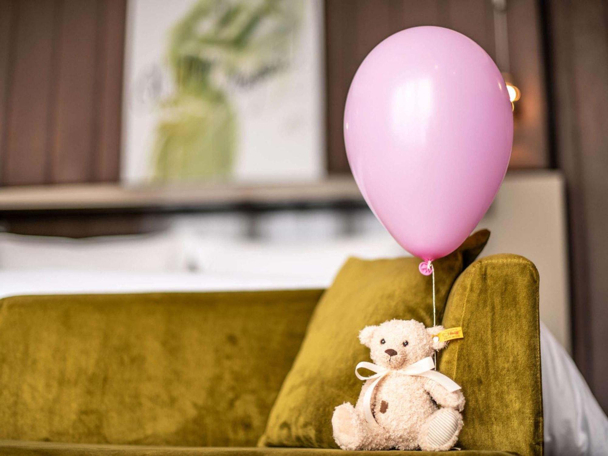 Sofitel Frankfurt Opera Hotel Frankfurt am Main Bagian luar foto A teddy bear with a balloon