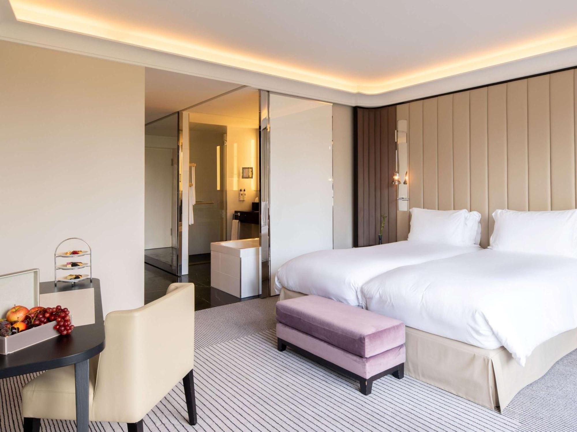 Sofitel Frankfurt Opera Hotel Frankfurt am Main Bagian luar foto A room at the hotel