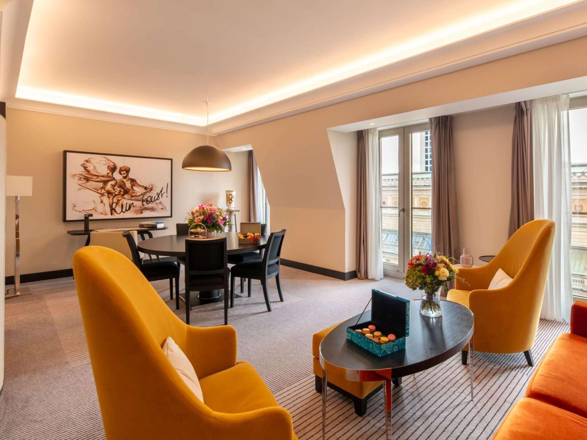 Sofitel Frankfurt Opera Hotel Frankfurt am Main Bagian luar foto The Savoy's renovated rooms