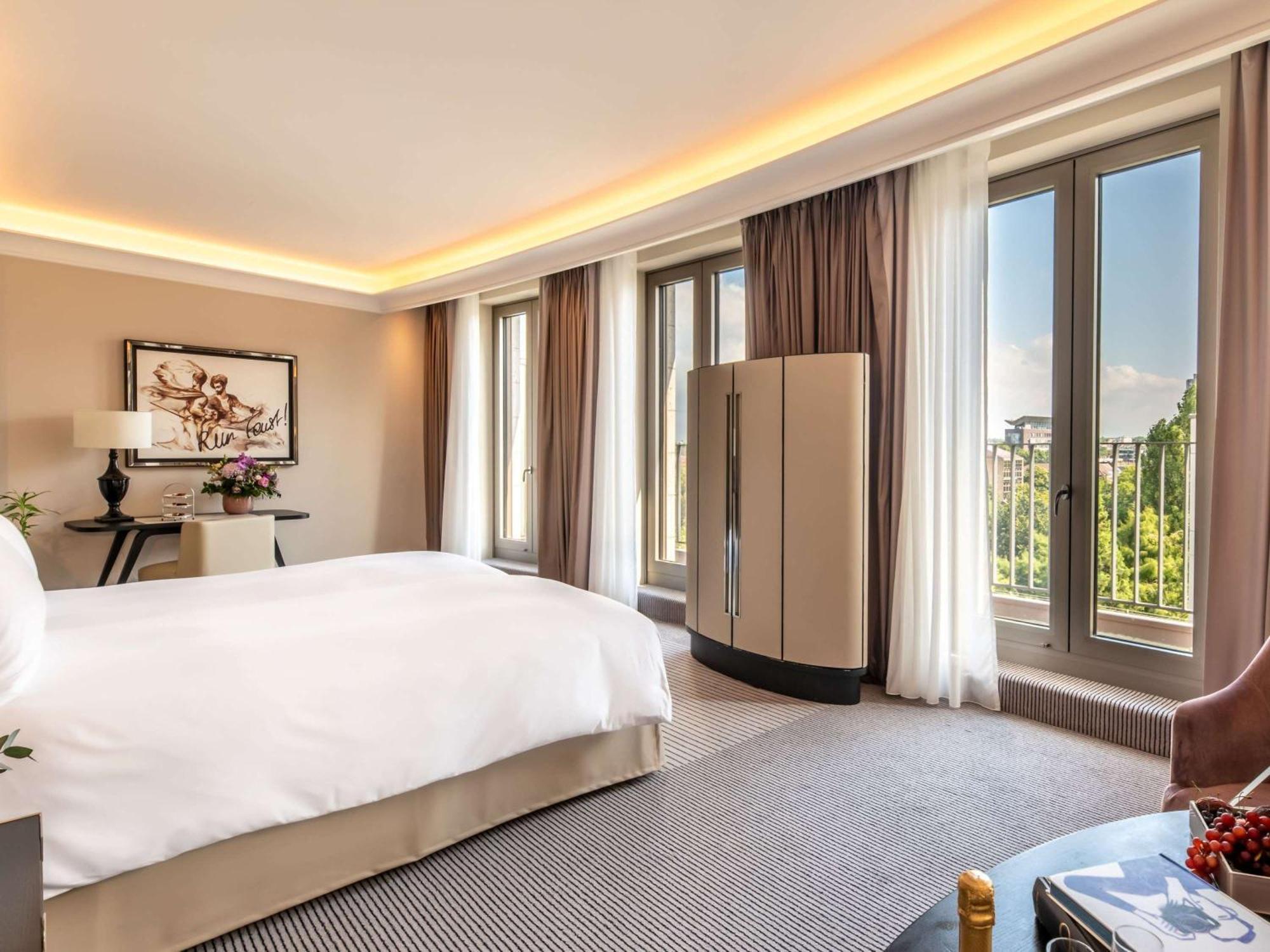 Sofitel Frankfurt Opera Hotel Frankfurt am Main Bagian luar foto A bedroom at the hotel