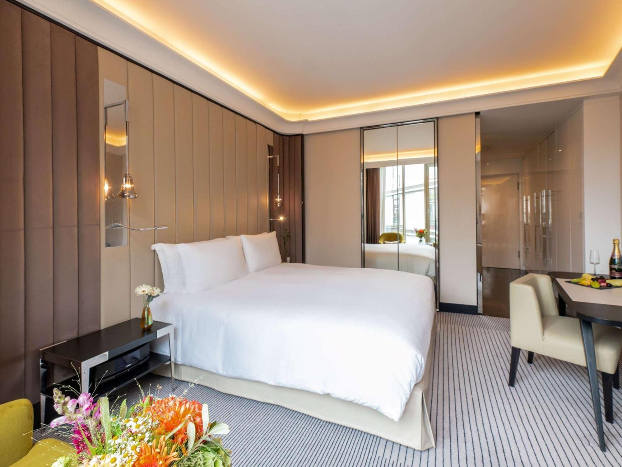 Sofitel Frankfurt Opera Hotel Frankfurt am Main Bagian luar foto A suite at the hotel