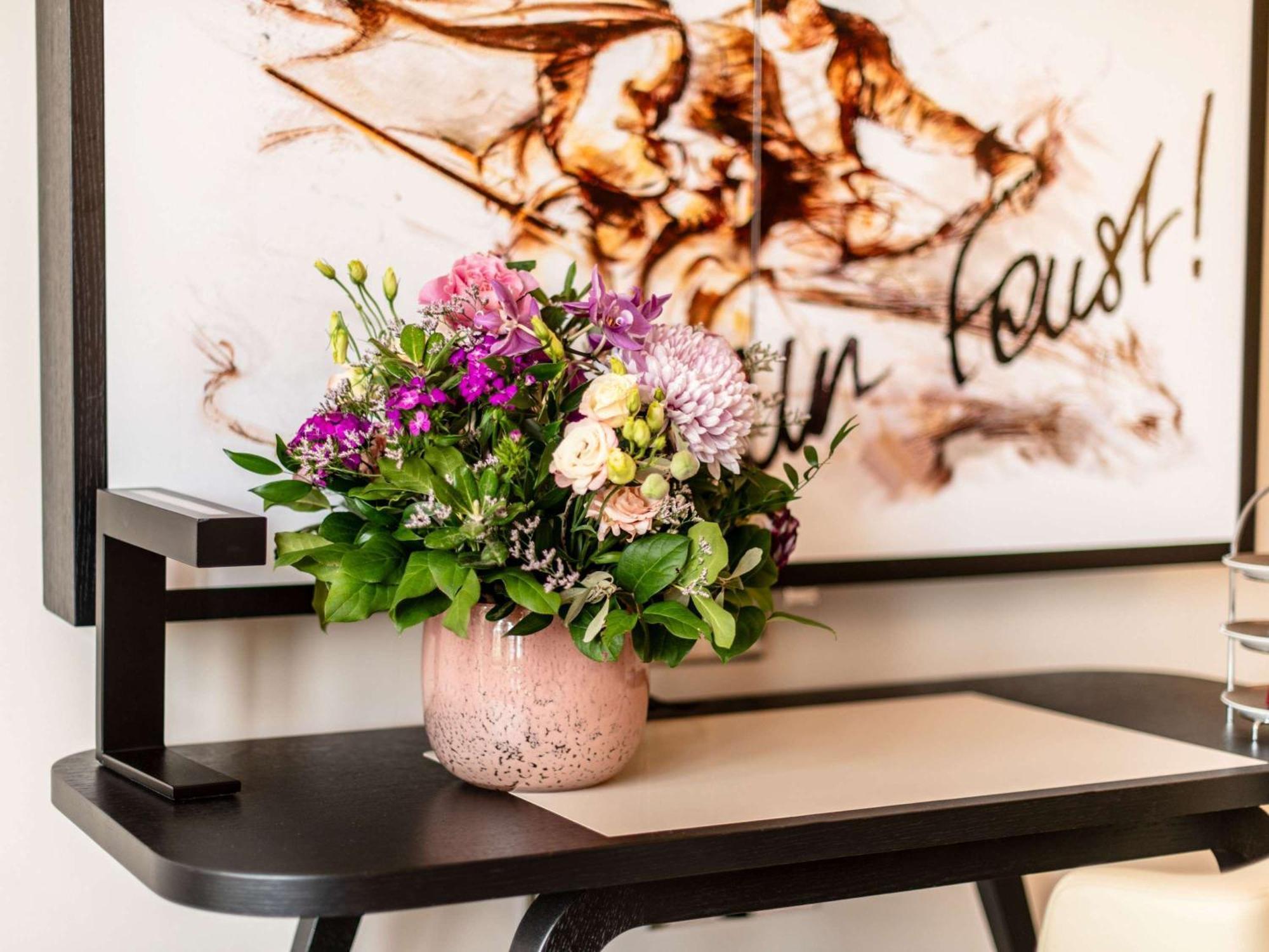 Sofitel Frankfurt Opera Hotel Frankfurt am Main Bagian luar foto A bouquet of flowers