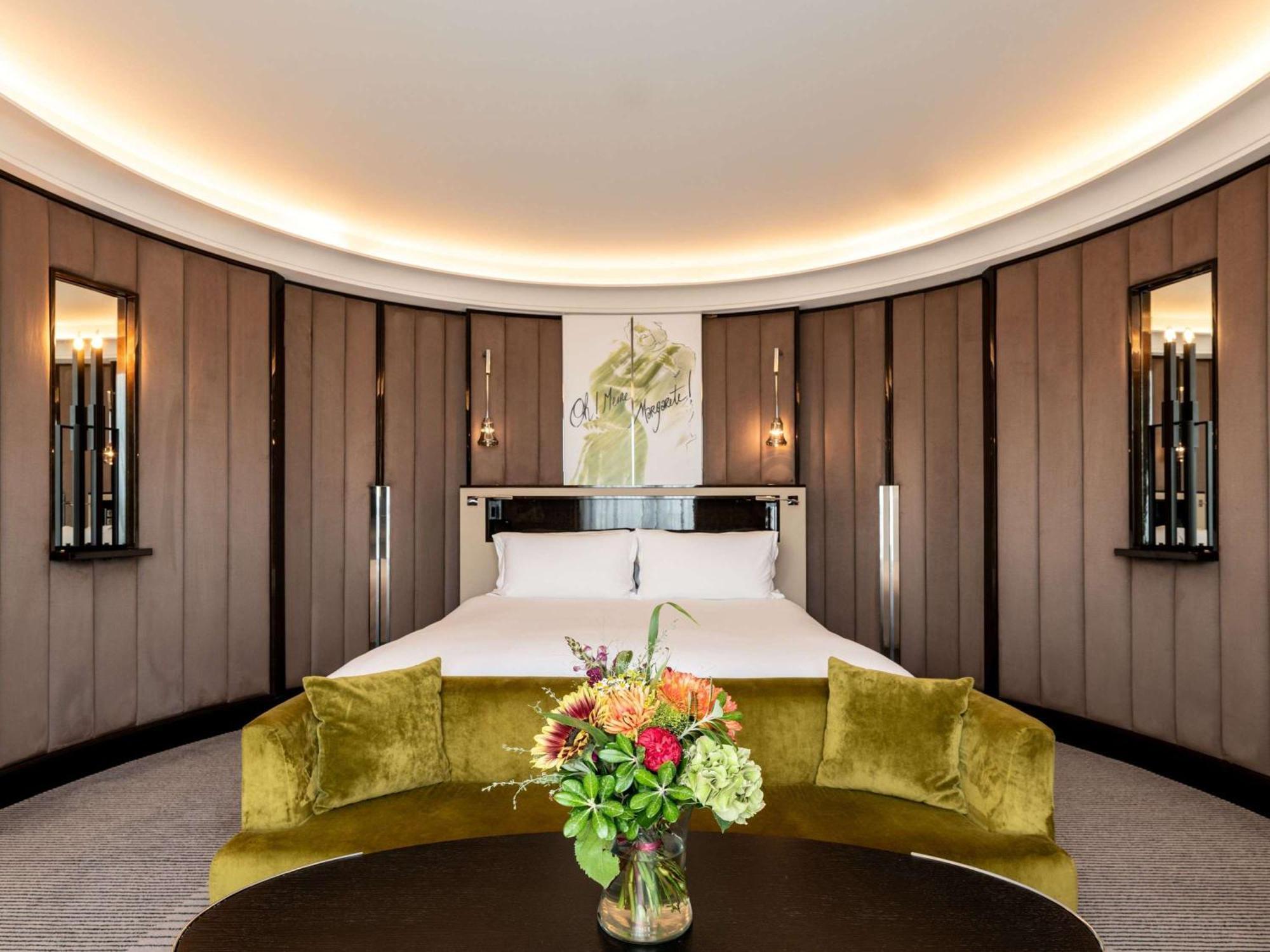 Sofitel Frankfurt Opera Hotel Frankfurt am Main Bagian luar foto The bedroom of the Presidential Suite