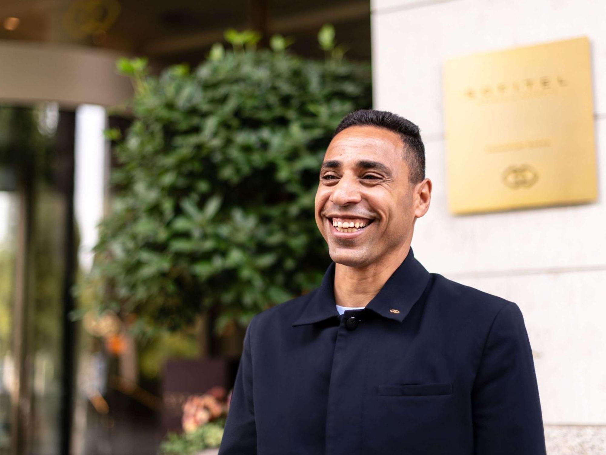 Sofitel Frankfurt Opera Hotel Frankfurt am Main Bagian luar foto A concierge at the Mandarin Oriental, Paris